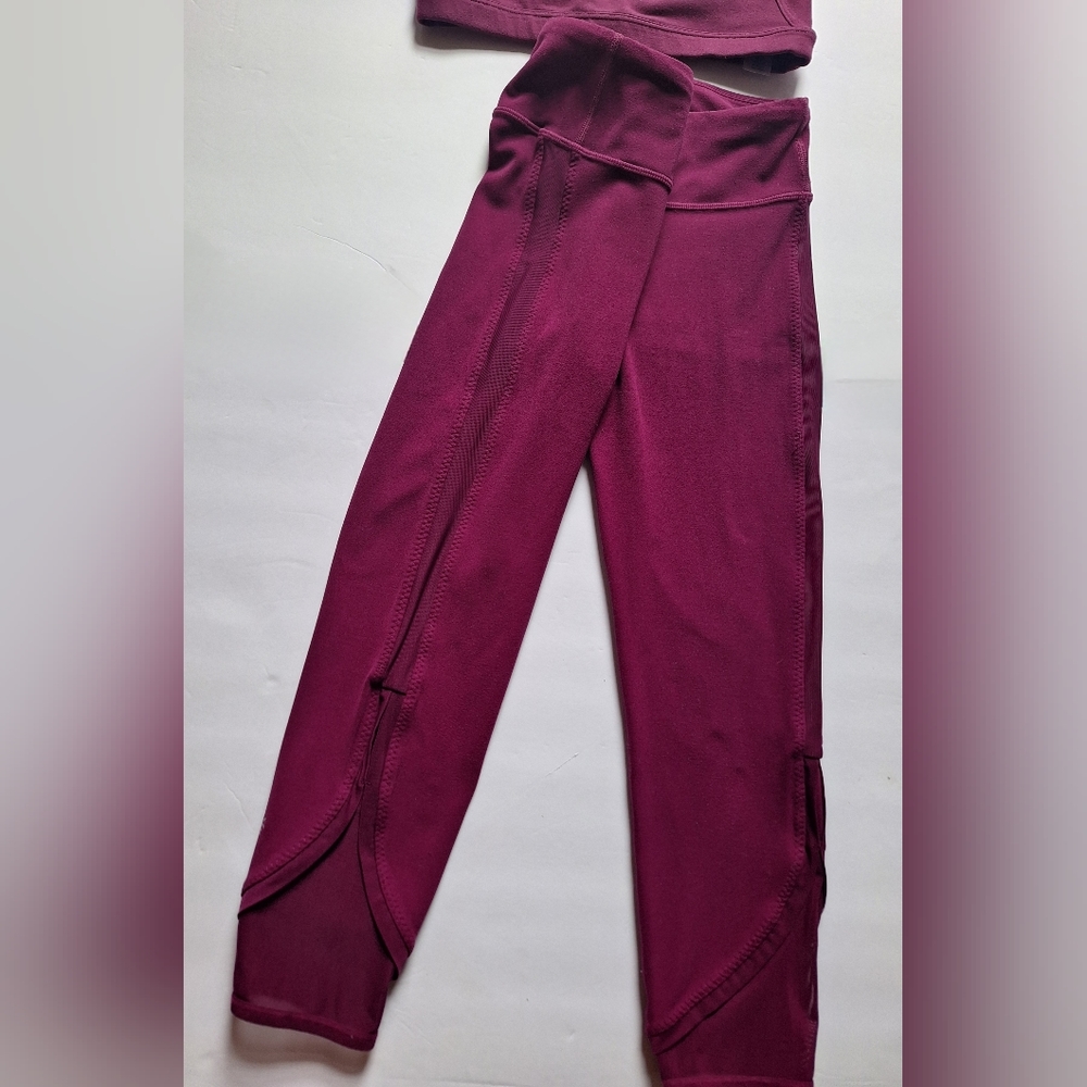 Athletaβ Speed Racer Bra & Ready Set Capri - Picture 3 of 7